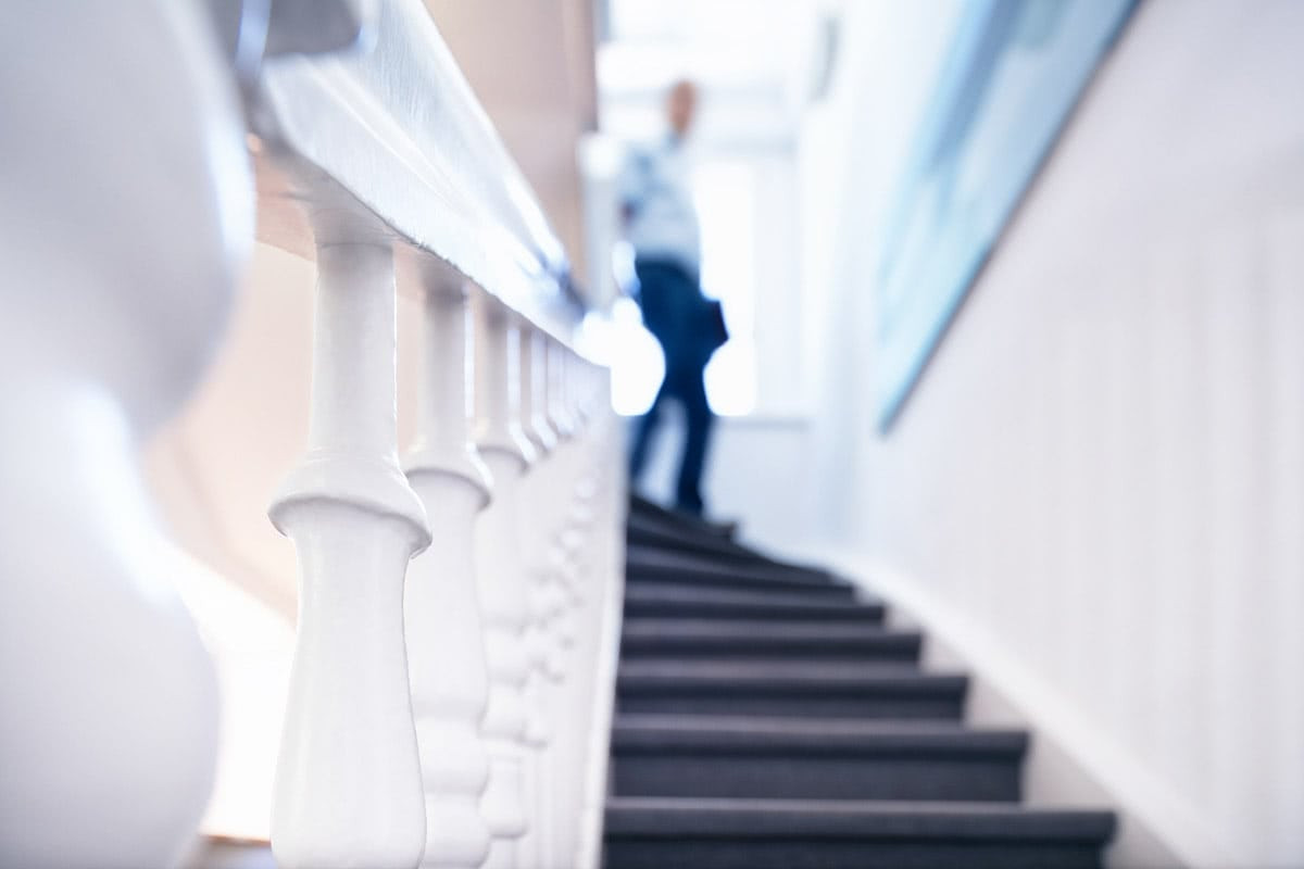 Herr Sasse läuft Treppen hinunter